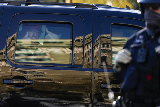 14일(현지시간) 워싱턴DC에서 열린 집회에서 지지자들에게 양손 엄지손가락을 들어보이는 도널드 트럼프 미국 대통령   AP=연합뉴스